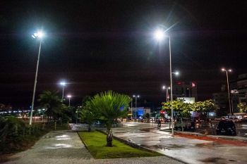 Iluminação de LED no calçadão da Praia de Camburi