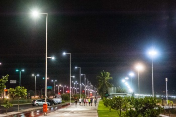 Iluminação de LED no calçadão da Praia de Camburi