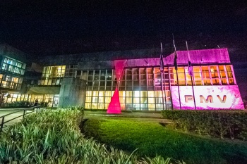 Fachada da Prefeitura de Vitória com iluminação Outubro Rosa