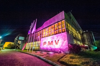 Fachada da Prefeitura de Vitória com iluminação Outubro Rosa