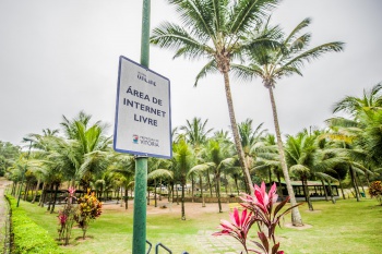 Placa indicativa de Área de Internet Livre no Parque Municipal da Fazendinha