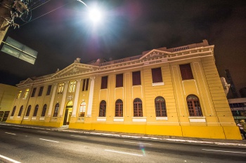 Fachada da FAFI à noite