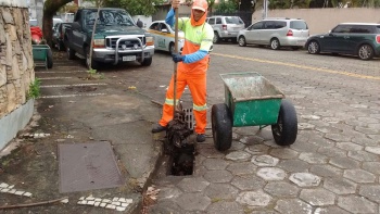 Limpeza de bueiros na Mata da Praia