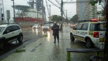 Agentes de trânsito nas chuvas