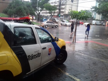 Agentes de trânsito nas chuvas