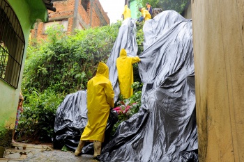 Instalação de lona no talude da Ilha Príncipe