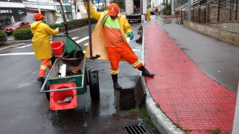 Equipe de limpeza fazendo a desobstrução de bueiros