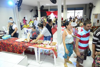 pessoas em situação de rua têm jantar especial na capital