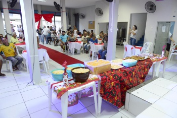 pessoas em situação de rua têm jantar especial na capital