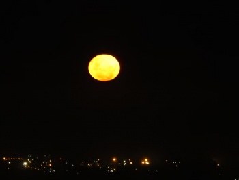 Lua cheia no Parque da Fonte Grande