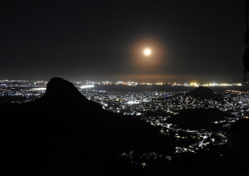 Lua cheia no Parque da Fonte Grande