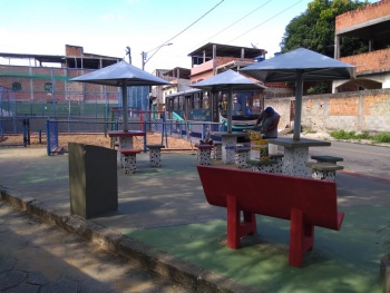 Reinstalação dos ombrelones metálicos na praça de Resistência (foto mais bonita)