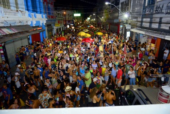 Multidão se diverte no Bloco Bleque