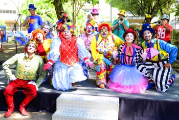 Equipe de palhaços e artistas da Claws Banda e o espetáculo "Respeitável Público", da Ratimbum
