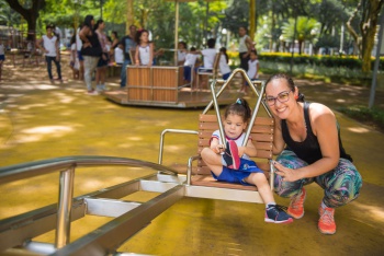 Brinquedos acessiveis Parque Moscoso