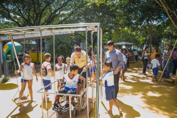 Brinquedos acessiveis Parque Moscoso