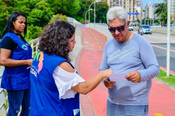 Ação da Equipe do Papo da Cidade orientando o cidadão sobre a reforma na Ponte de Camburi