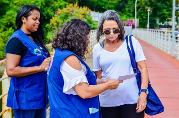 Ação da Equipe do Papo da Cidade orientando o cidadão sobre a reforma na Ponte de Camburi