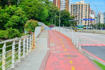 Calçada e Ciclovia que serão reformados na Ponte de Camburi