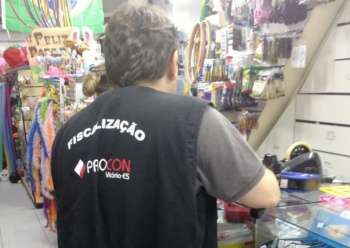 Fiscalização do Procon em lojas da Praia do Canto