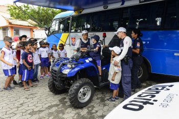 Ação educativa com a Guarda municipal na CMEI Gilda Athayde