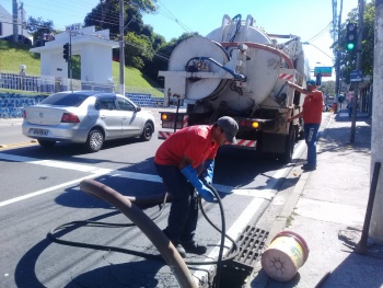 Limpeza de rede e desobstrução de caixas ralos em Av. Maruipe