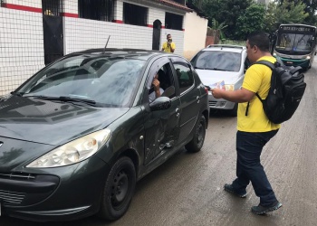 Ação de educação para o trânsito na rua Adolfo Casoli