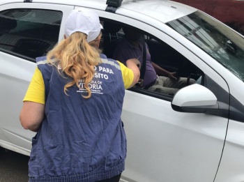 Ação de educação para o trânsito na rua Adolfo Casoli