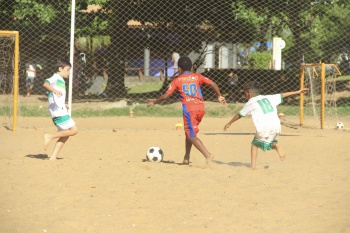Amistoso no campo de futebol de areia de Camburi