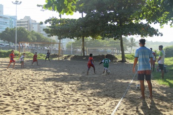 Amistoso no campo de futebol de areia de Camburi