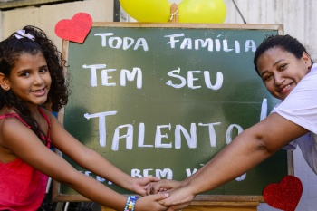 Emelly com sua mãe Vanessa na comemoração do dia da Familia CCTI do Centro de Vitória