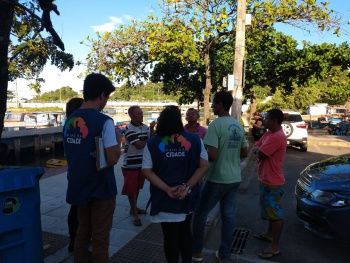 Equipe do Papo da Cidade aborda moradores em Camburi