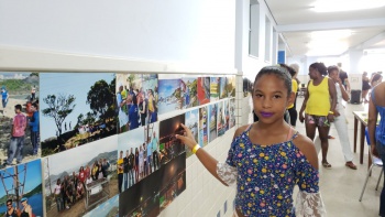 Lara Roberta mostra a foto que mais gostou de Jesus de Nazareth na ação solidária