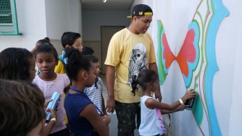 Crianças na oficina de grafite na ação solidária de Jesus de Nazareth