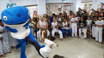 Baleia Jujuba entra na roda de capoeira na ação solidária de Jesus de Nazareth