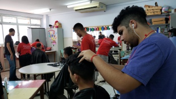 Corte de cabelo foi um dos serviços gratuitos mais concorridos da ação solidária