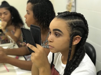 Jovem no curso de automaquiagem para pele negra do Odomodê