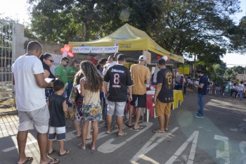 Fila de pessoas para atendimento no Viva Vitória