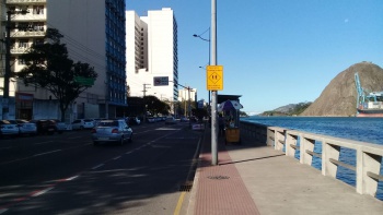 Calçada compartilhada na beira-mar