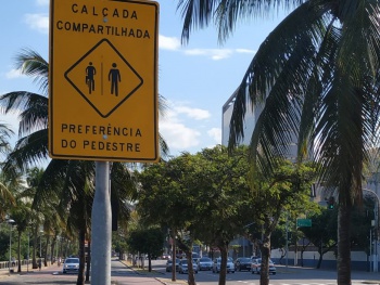 Calçada compartilhada na beira-mar