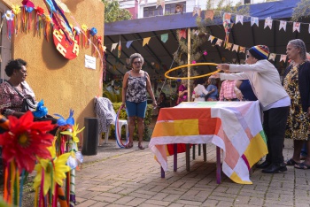 Brincadeiras no Arraiá Vem Que Tem no Centro de Convivência para a Terceira Idade