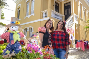 Tarsila e Alice no Arraiá Vem Que Tem no Centro de Convivência para a Terceira Idade