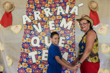 Rita de Cassia com seu neto Guilherme no Arraiá Vem Que Tem no Centro de Convivência para Idosos