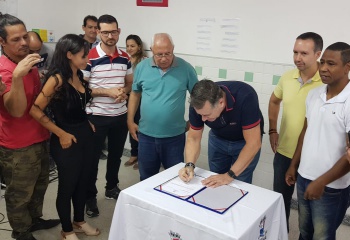 Ordem de serviço para reconstrução de 42 moradias no bairro Conquista