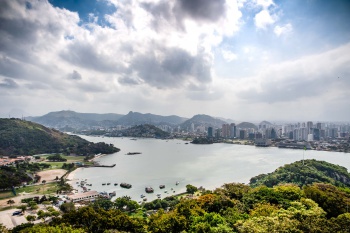 Baía de Vitória com a Enseada do Suá ao fundo