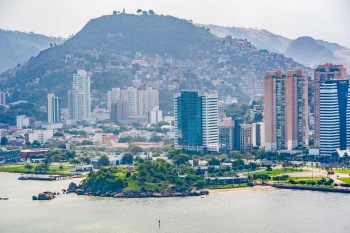 Baía de Vitória com a Enseada do Suá ao fundo