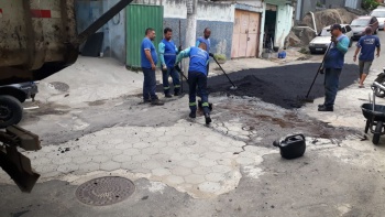 Operação tapa-buraco na Rua Jolino gagno no Bairro Gurigica