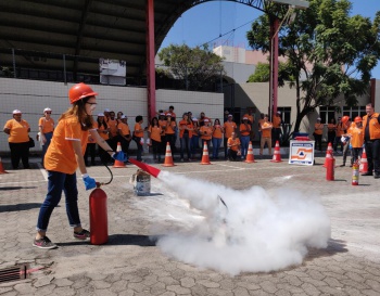 Aluna apagando incêndio