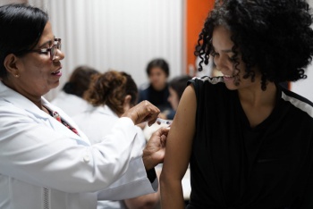 Equipe da Vigilância Epidemiológica de Vitória fez vacinação contra sarampo na Ufes