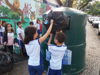 Alunos da Elzira Vivácqua dos Santos abordagens de Resíduos Sólidos